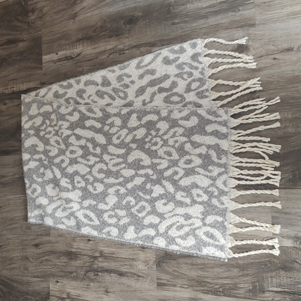 Gray and White Patterned Scarf